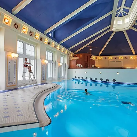 מלון Newport Bay Club 4*