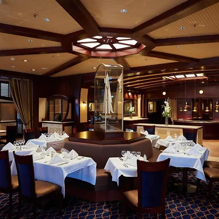 Newport Bay Club מלון 4*