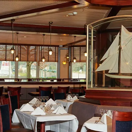 Newport Bay Club מלון 4*