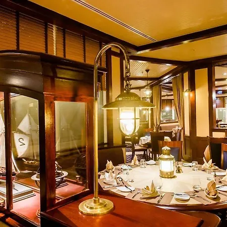 Newport Bay Club Hotell 4*